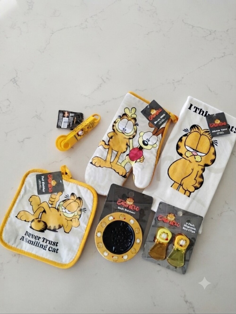 Garfield-themed kitchen items set